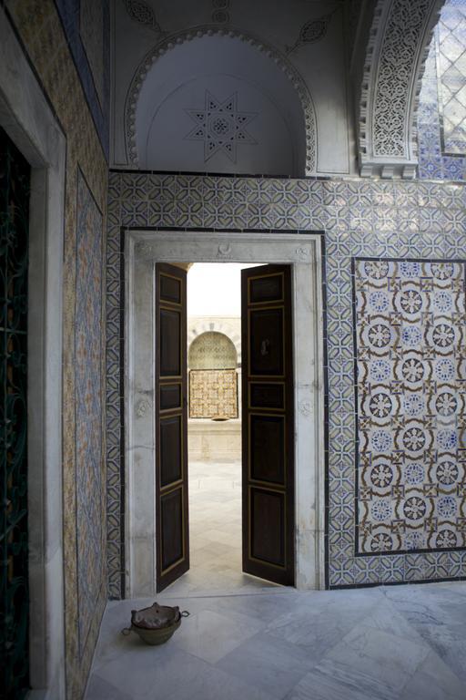 더 놀리지 팔레 바이람 호텔 튀니스 외부 사진 Entrance to the hammam