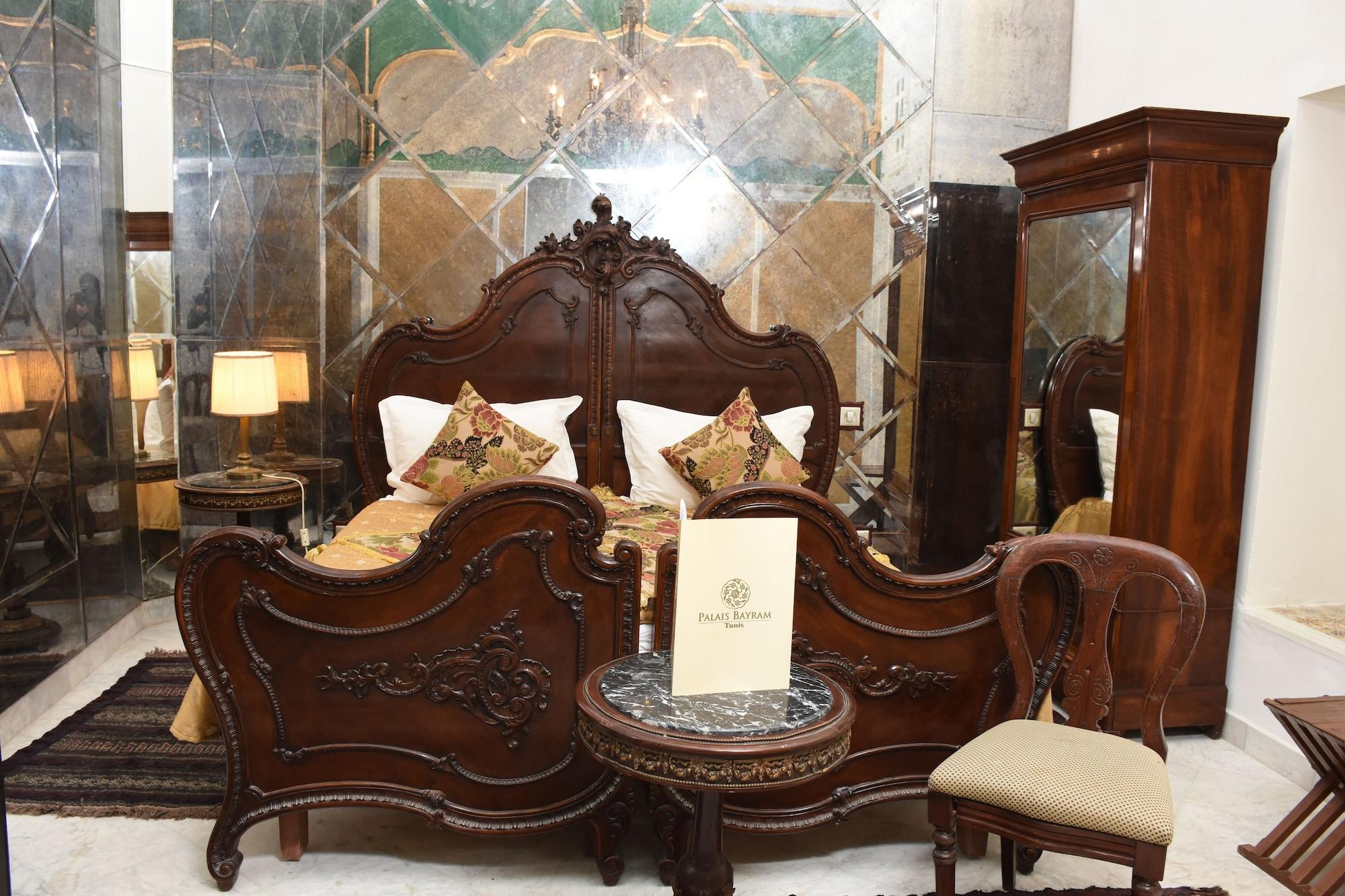 더 놀리지 팔레 바이람 호텔 튀니스 외부 사진 Bedroom furniture