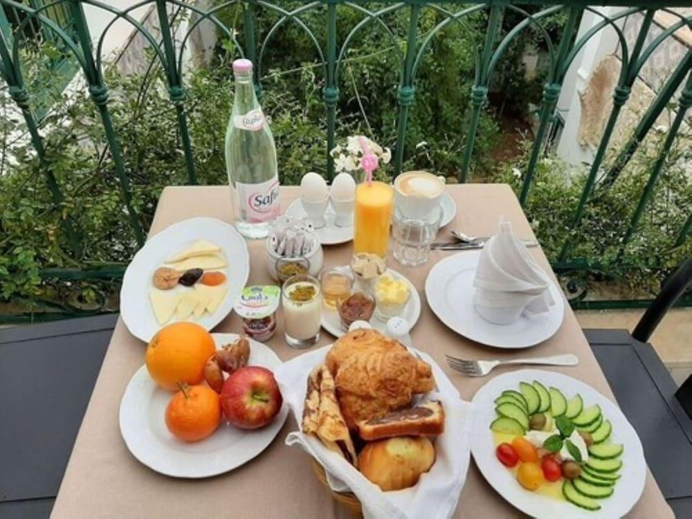 더 놀리지 팔레 바이람 호텔 튀니스 외부 사진 A typical Israeli breakfast
